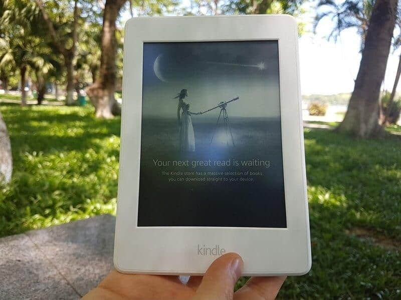 Kindle Paperwhite - Với màn hình cao cấp và các tính năng đọc sách tiện lợi, Kindle Paperwhite là một trong những lựa chọn hàng đầu cho những người đam mê đọc sách. Với phiên bản mới nhất, bạn sẽ được trải nghiệm màn hình cao cấp với độ sáng thích ứng cao, giúp đọc sách trong mọi điều kiện ánh sáng. Hơn nữa, với khả năng chống nước IPX8, bạn có thể đọc sách trong hồ bơi hoặc tắm biển mà không lo hỏng thiết bị. Xem thêm hình ảnh Kindle Paperwhite và khám phá thế giới đọc sách điện tử!